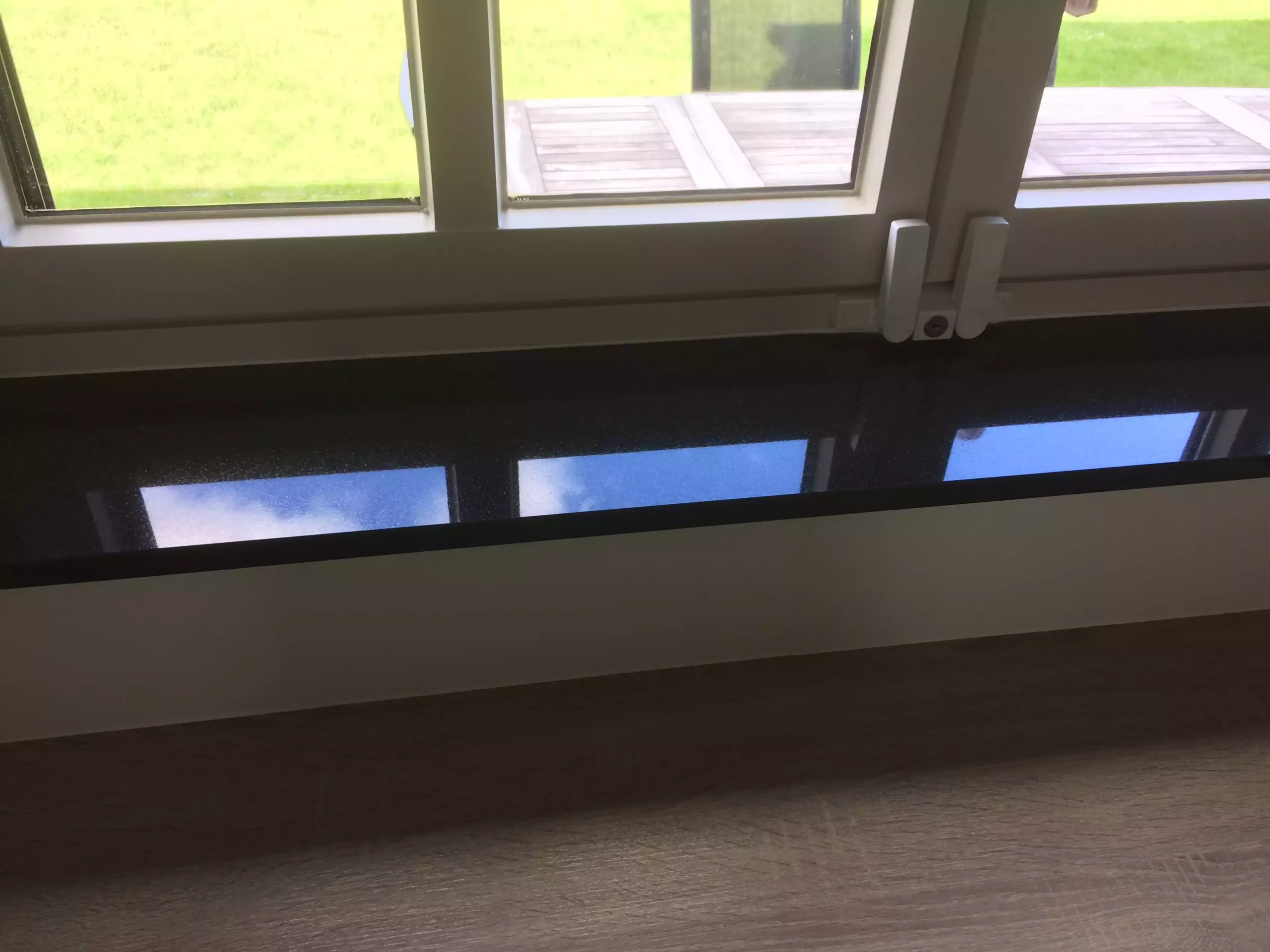Zwart graniet als strakke vensterbank op maat