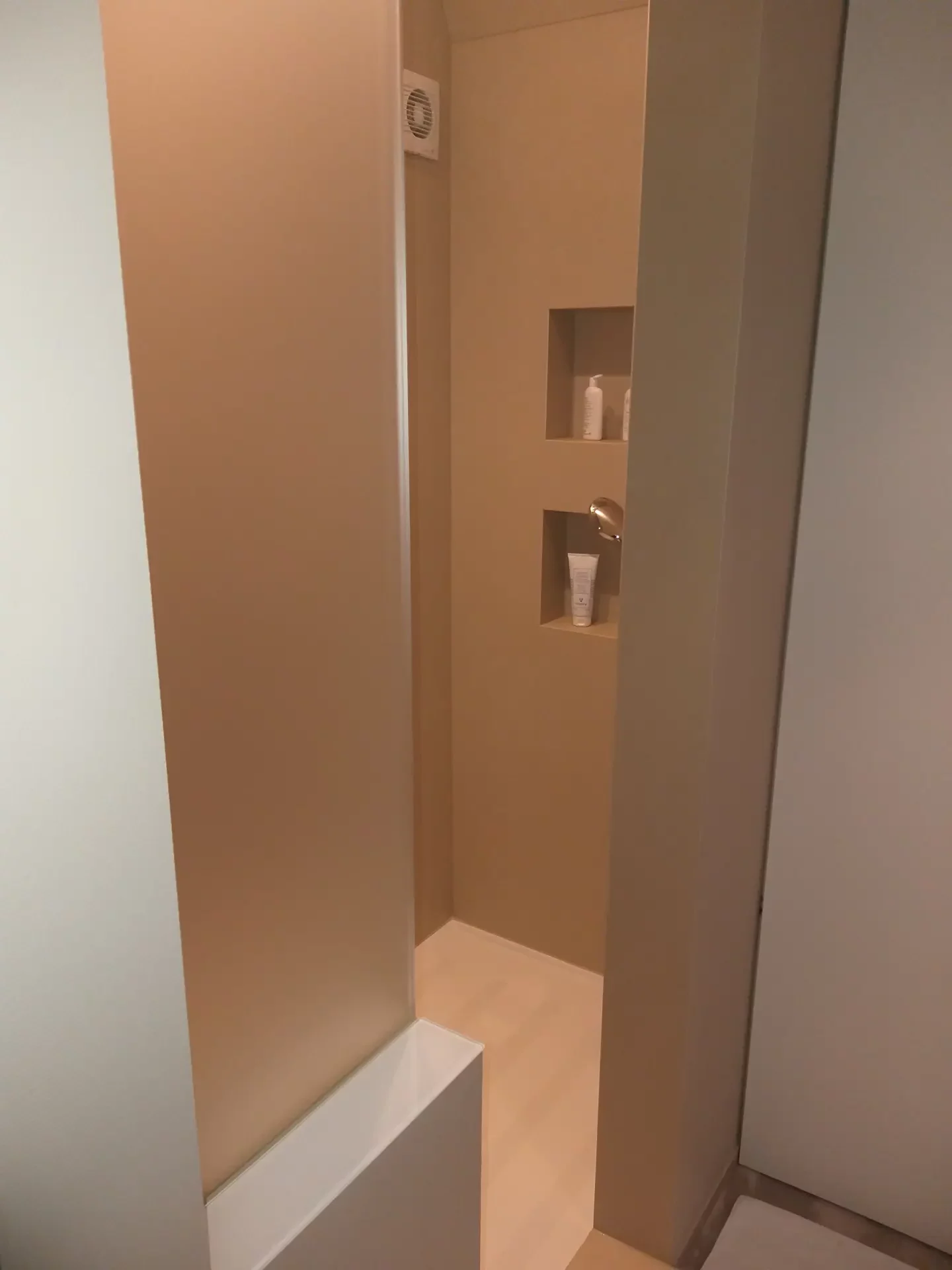 Warme beige XXL-tegels voor een minimalistische badkamer