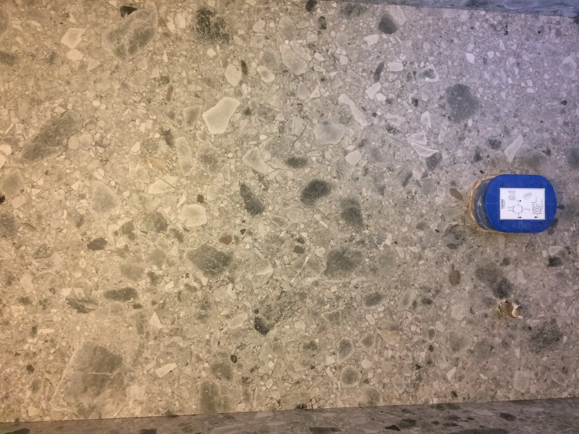 Gros terrazzo XXL-tegel voor douche en wand