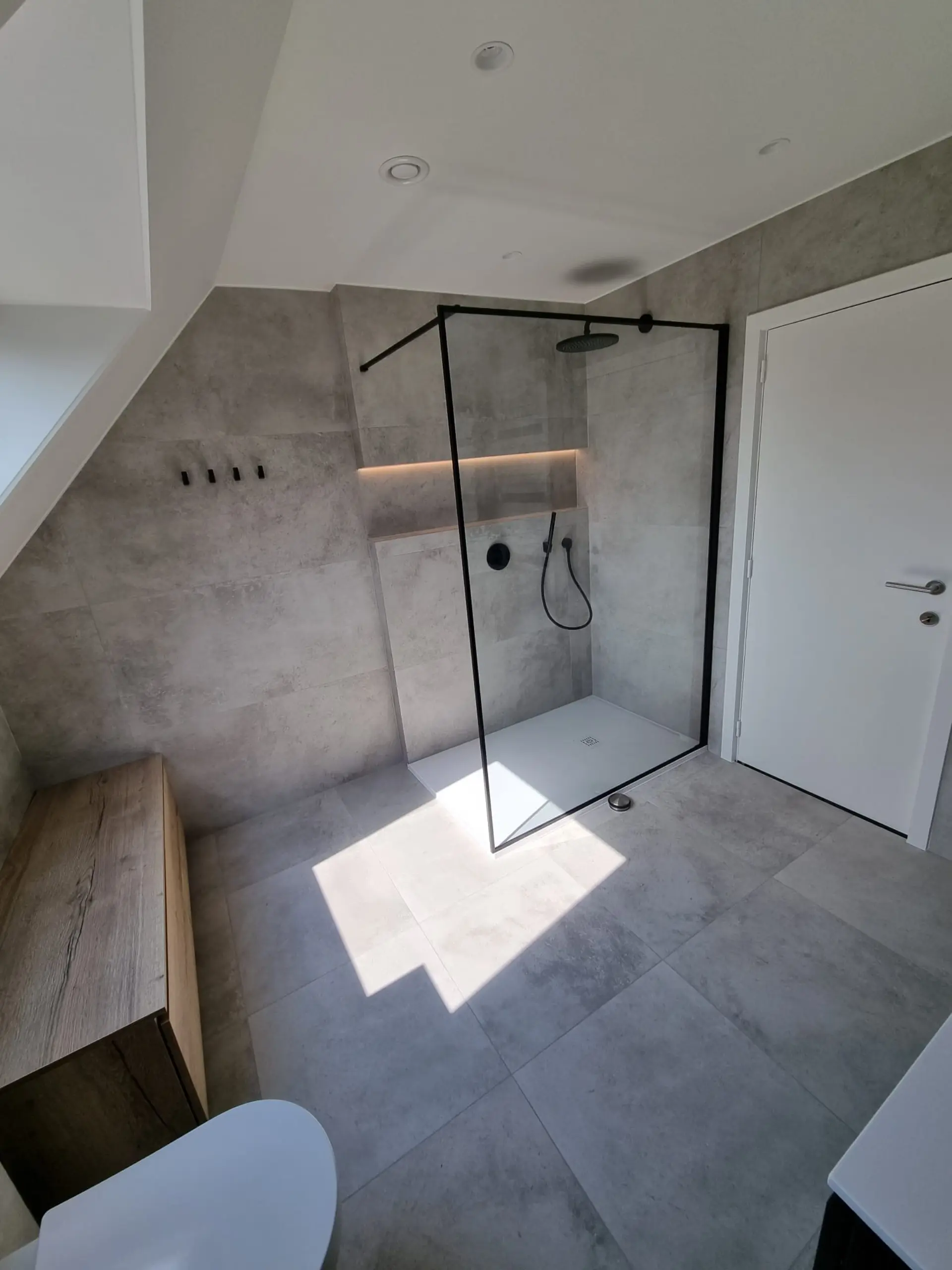 Lichte badkamer met terrazzo-look wandtegels