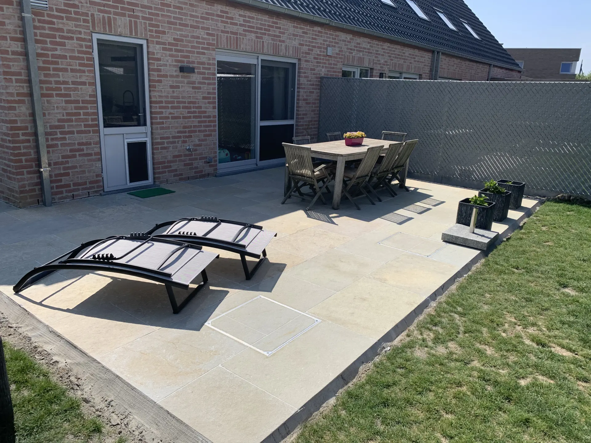 Zandkleurige natuursteen voor terras en tuinhuis