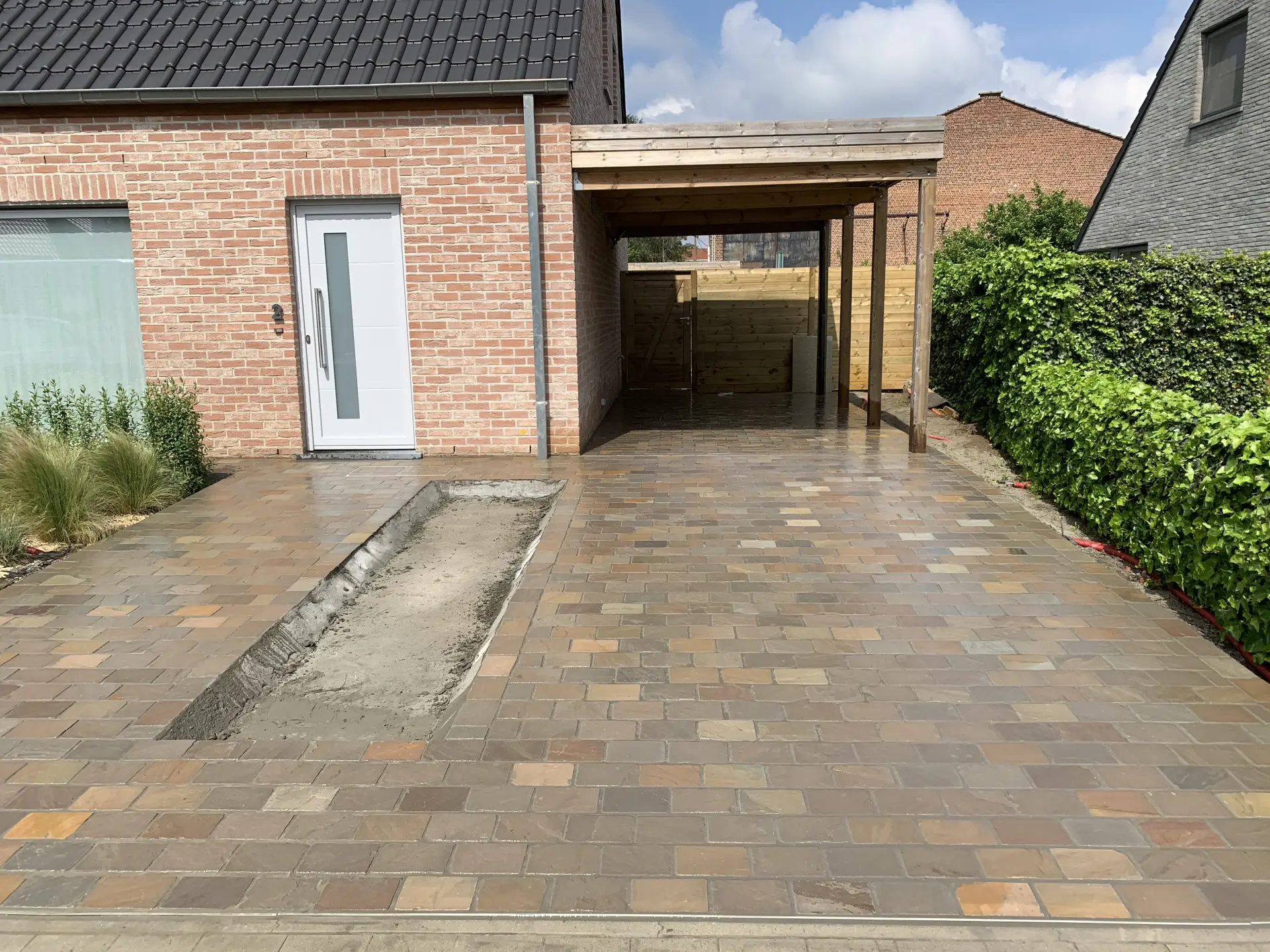 Oprit in natuursteen met geïntegreerde afvoer