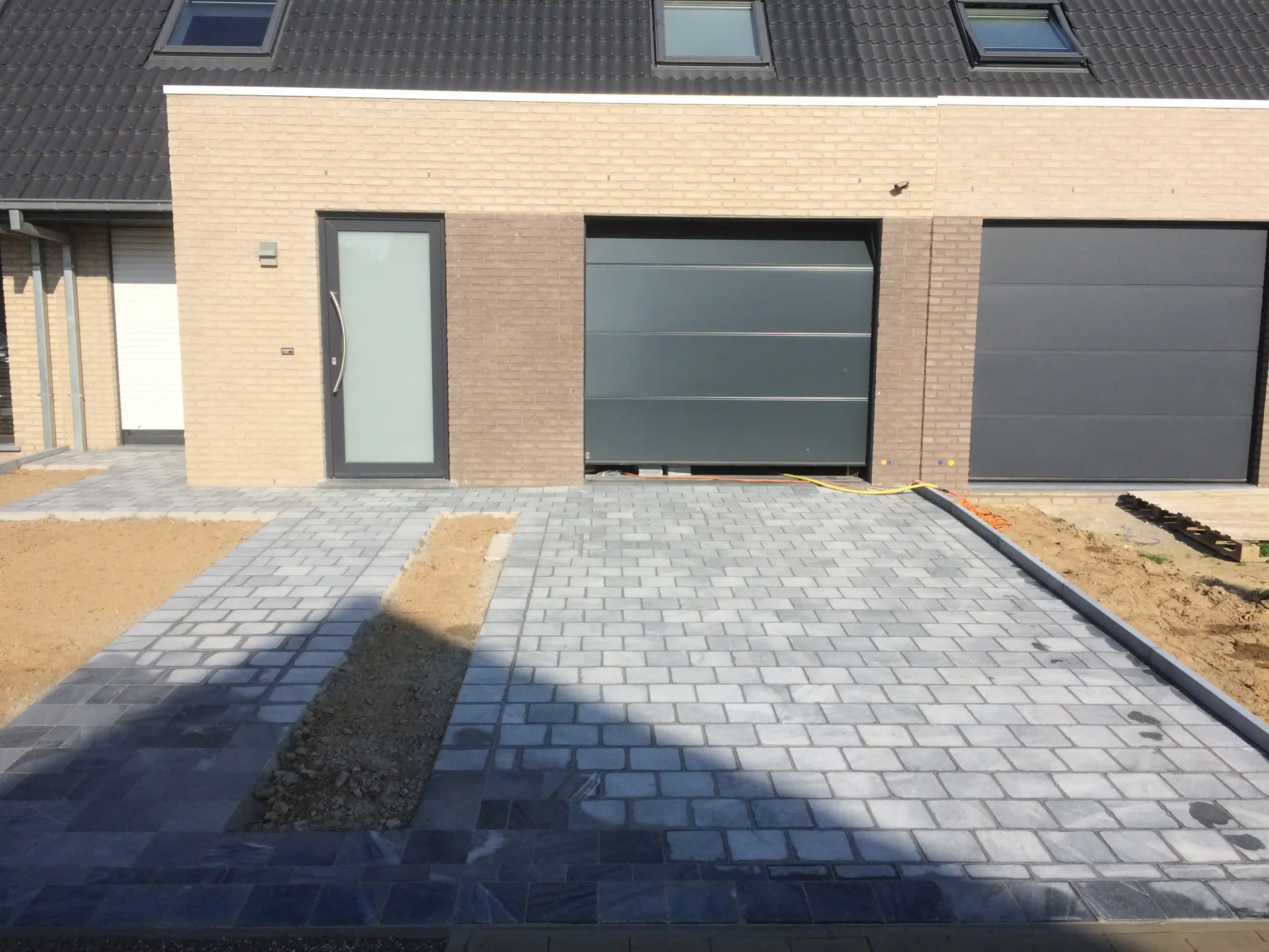 Grijze betonklinkers voor oprit en garage