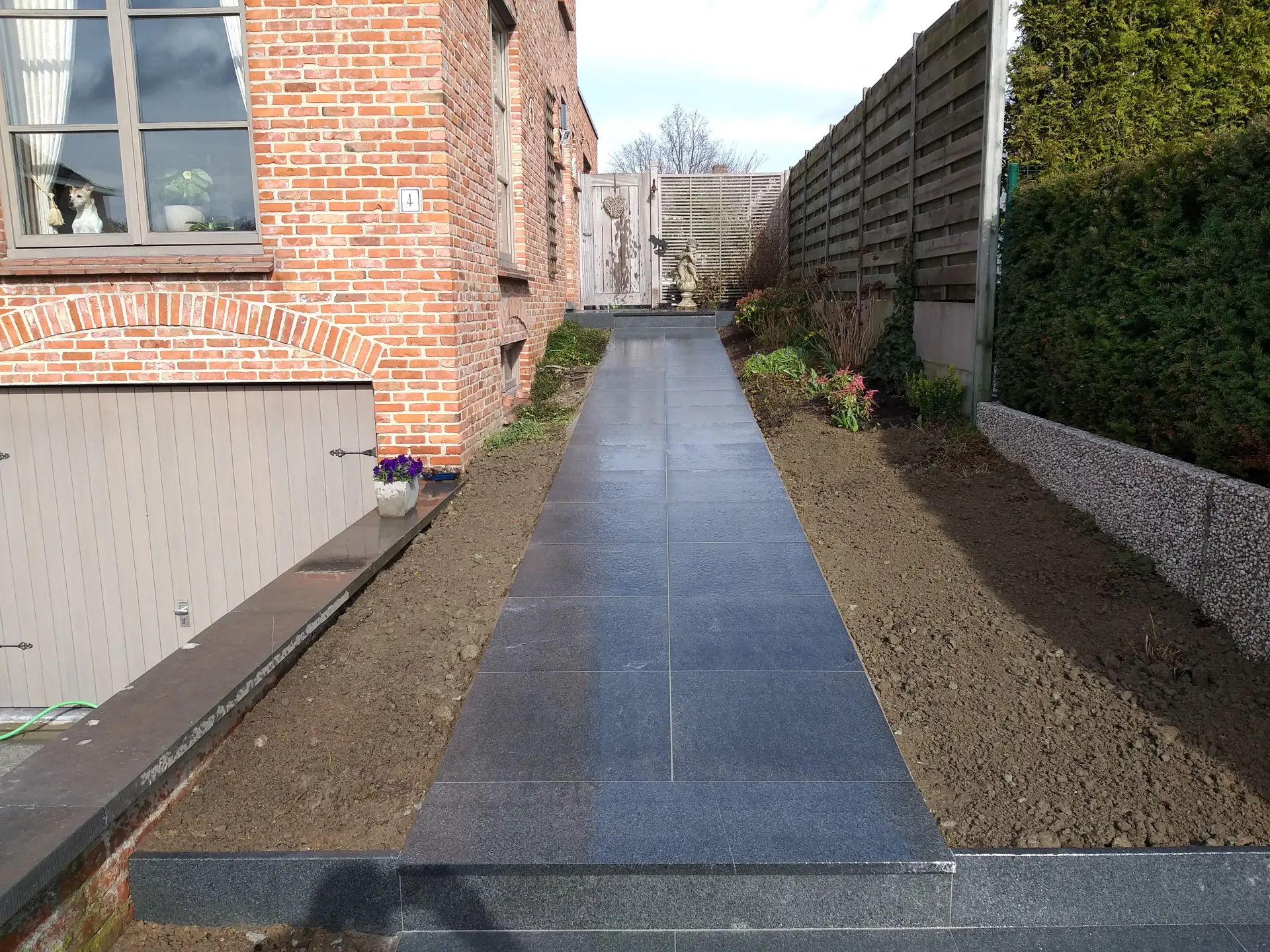 Granieten tuinpad met verzorgde afwerking